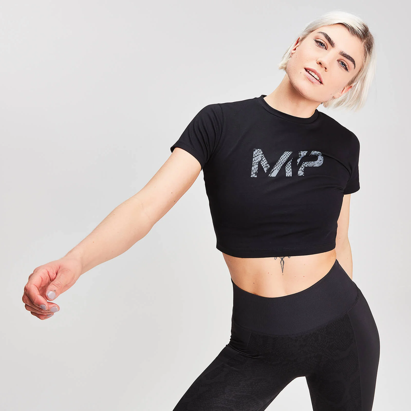 Naisten MP Animal Snake Seamless Cropped T-Paita - Black - XS Image 1