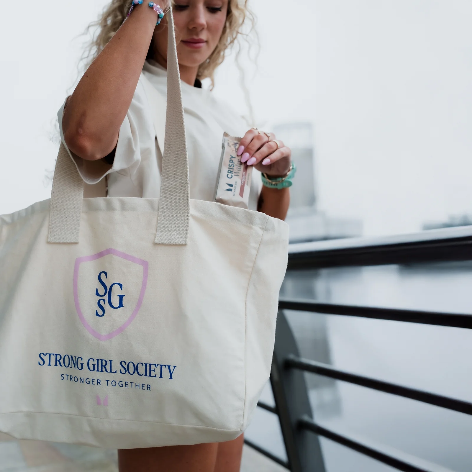 MP Strong Girl Society -kangaskassi – luonnollinen Image 1