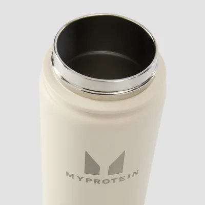 Kierrätysmetallinen Myprotein-pullo läpällisellä pillikannella, 500 ml – luonnollisen kermanvalkoinen Image 6